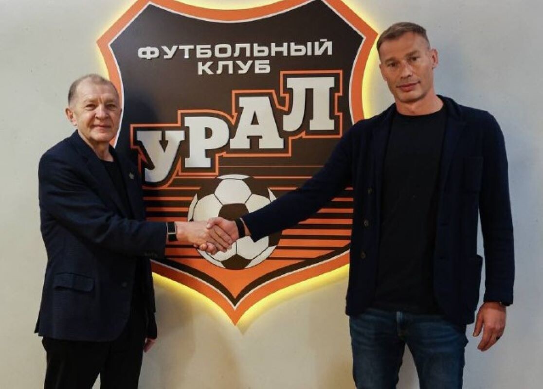 Президент клуба Григорий Иванов и Василий Березуцкий.  Фото: Фото предоставлено пресс-службой ФК «Урал»