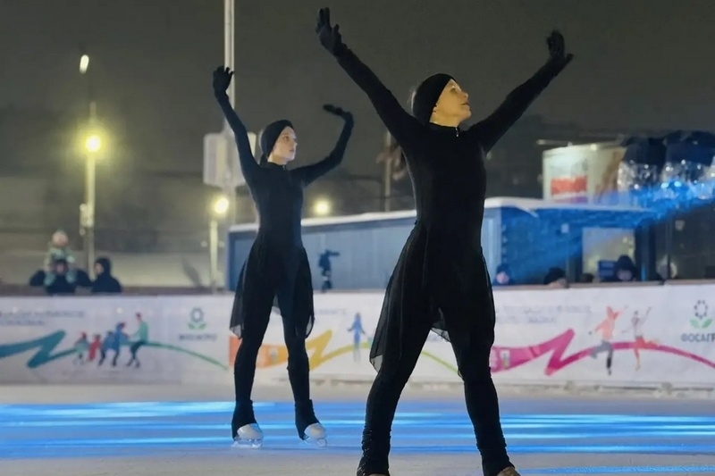    Каток "Зимняя сказка" будет работать каждый день с 10 до 21:30, продолжительность сеанса - час. Источник: https://cherinfo.ru/news/143842