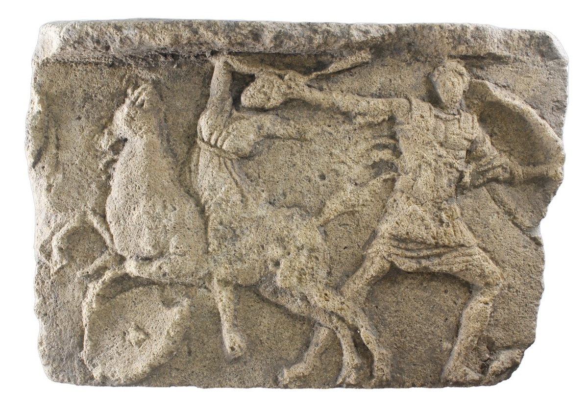 Барельеф со сценой из амазономахии – войны греков с амазонками – найден при раскопках, предшествовавших строительству комплекса «Новый Херсонес». Фото: Институт истории материальной культуры РАН.