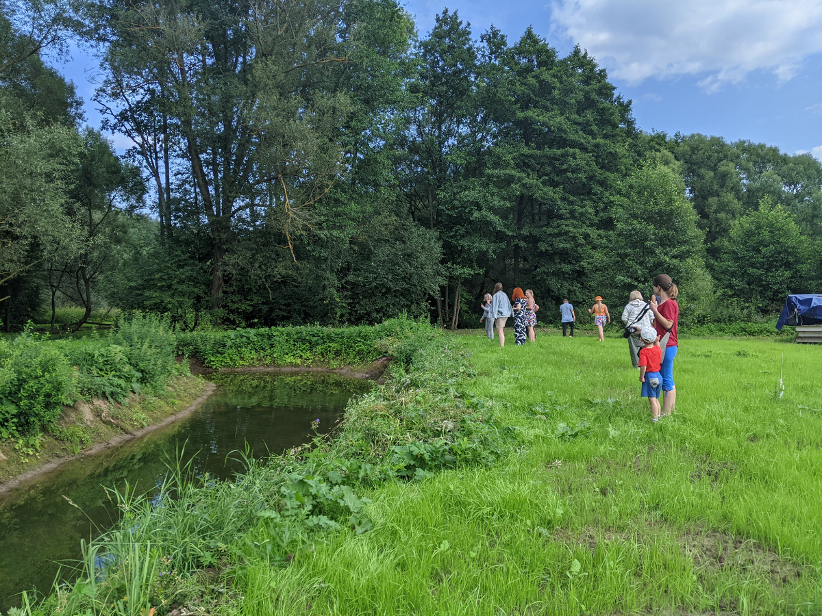 Представители Каширской администрации Татьяна Бурукова и Марина Николаева фиксируют факт проведения земляных работ в водоохранной зоне