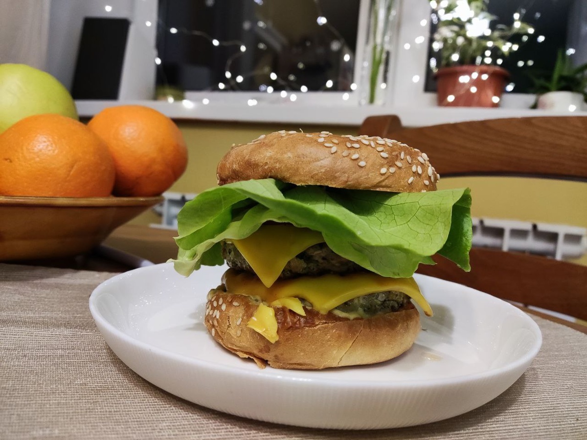 В домашнем бургере с двумя говяжьми котлетами, сыром и пшеничной булочкой уже будет 30-40 г белка!