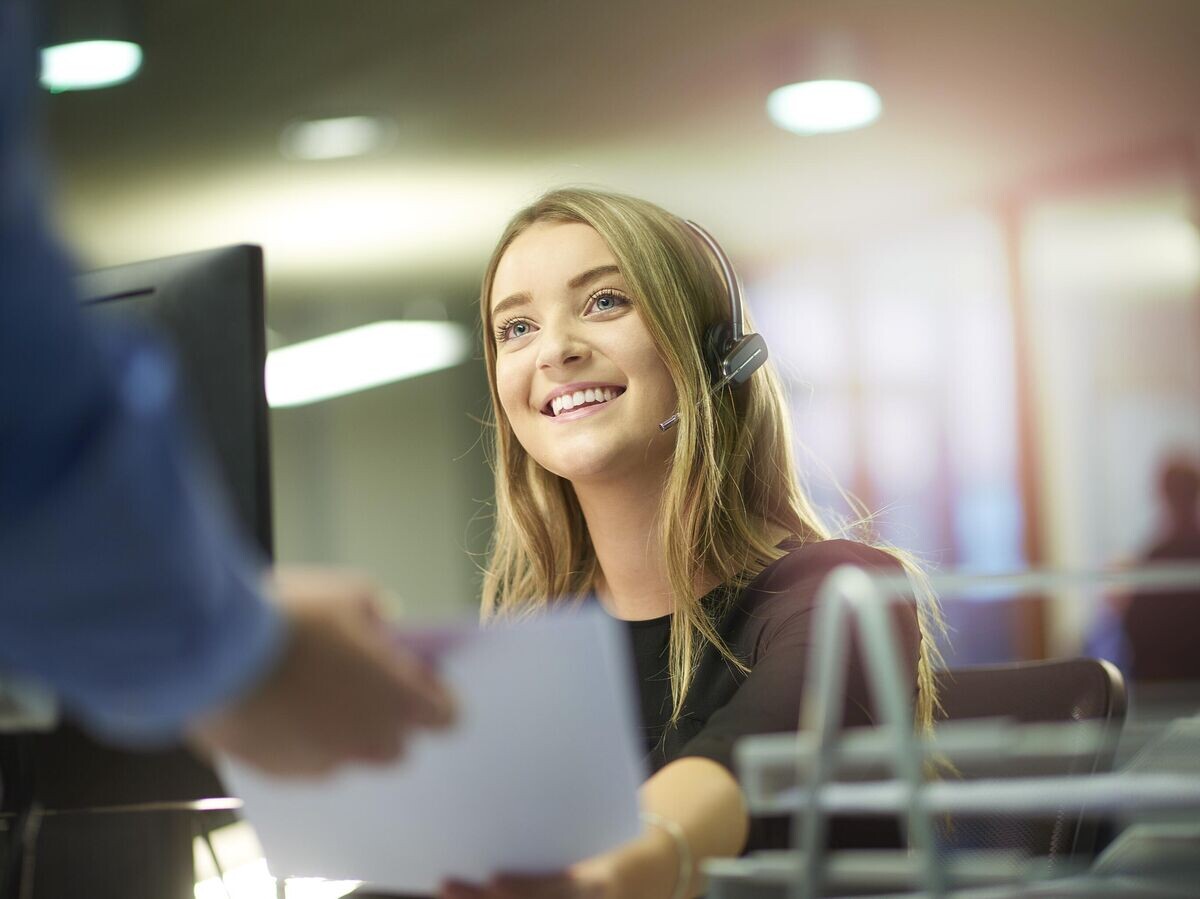    Девочка-подросток во время подработки в колл-центре | © iStock.com / sturti