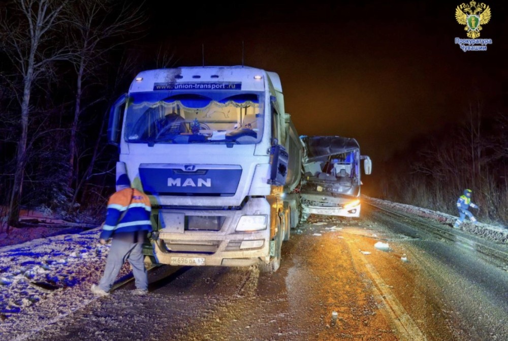    Пятеро пострадали при столкновении грузовика и автобуса на М-7 в Чувашии
