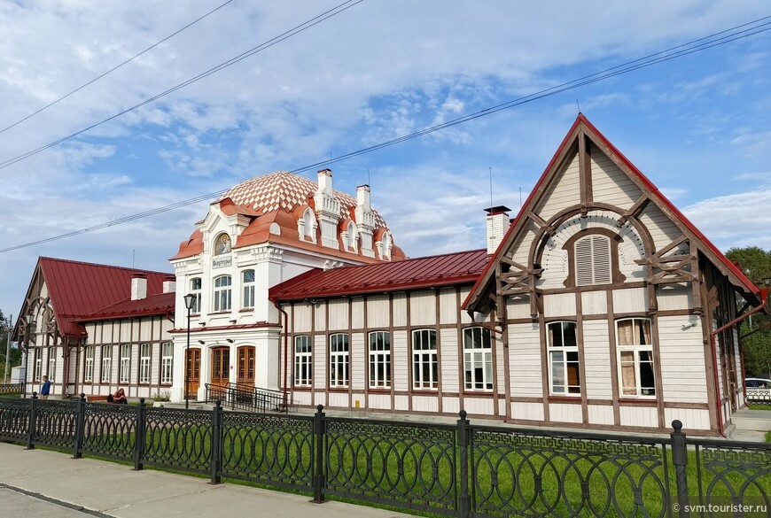 Каменно-деревянное здание железнодорожного вокзала было построено в 1903 году. Станция Верхотурье и одновременно с ней посёлок Привокзальный были построены как конечный пункт узкоколейной ветки, идущей из Серова (Надеждинска) © Сергей Махинин