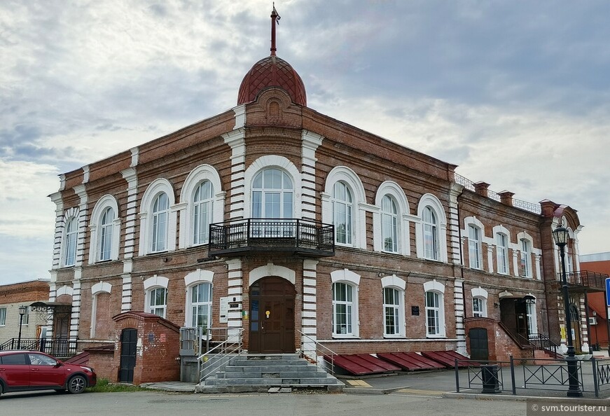 Бывшее здание Народного дома, построенное усилиями земства и верхотурского купечества в 1915 году... Сейчас в здании располагается центральная библиотека им. И. А. Мухлынина, которая носит имя отца-основателя первой городской библиотеки © Сергей Махинин