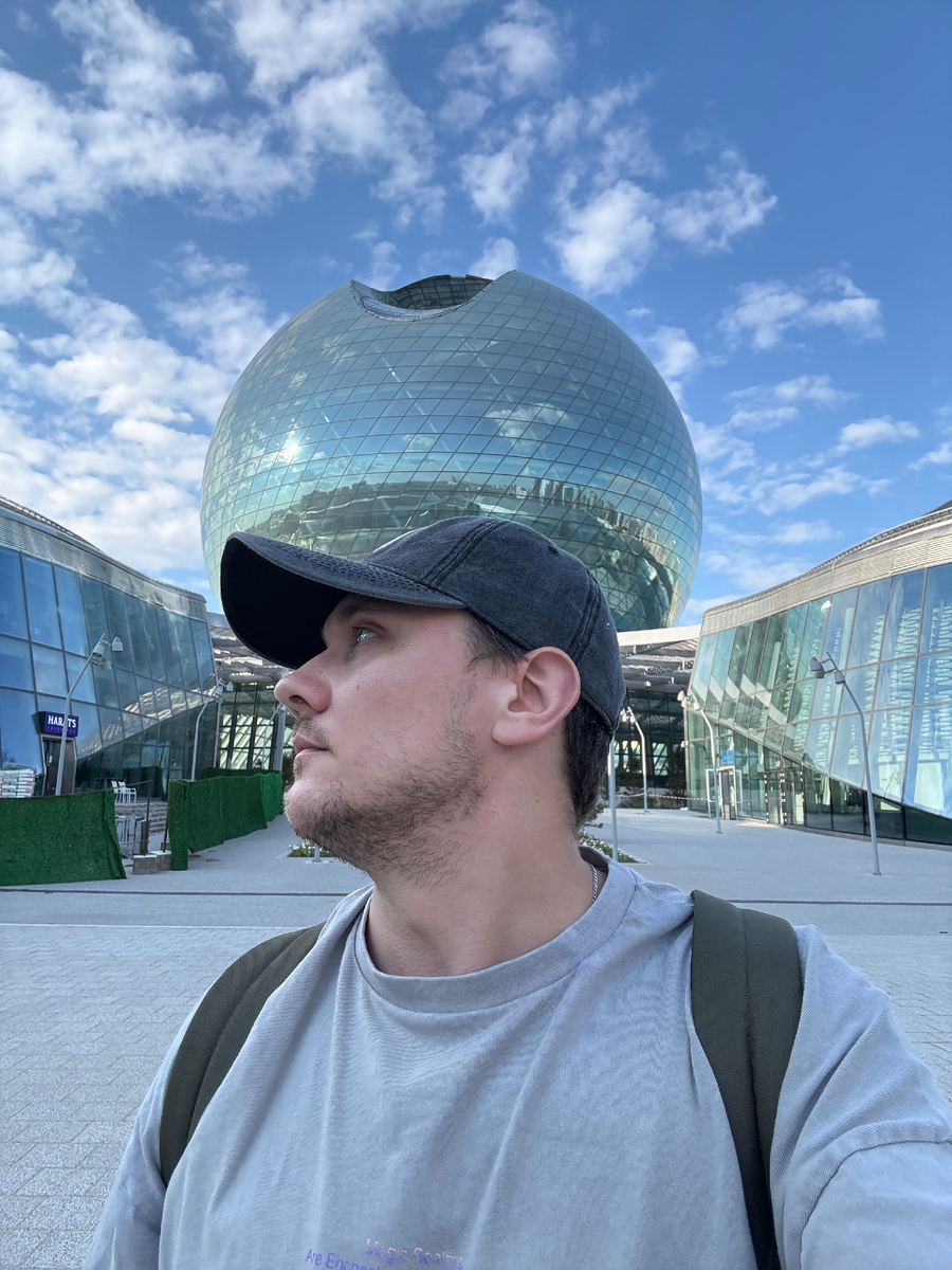 Это я возле ЭКСПО в Астане 