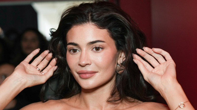 Ткань не выдержала её форм. Почему лопнуло платье Кайли Дженнер и как она выкрутилась