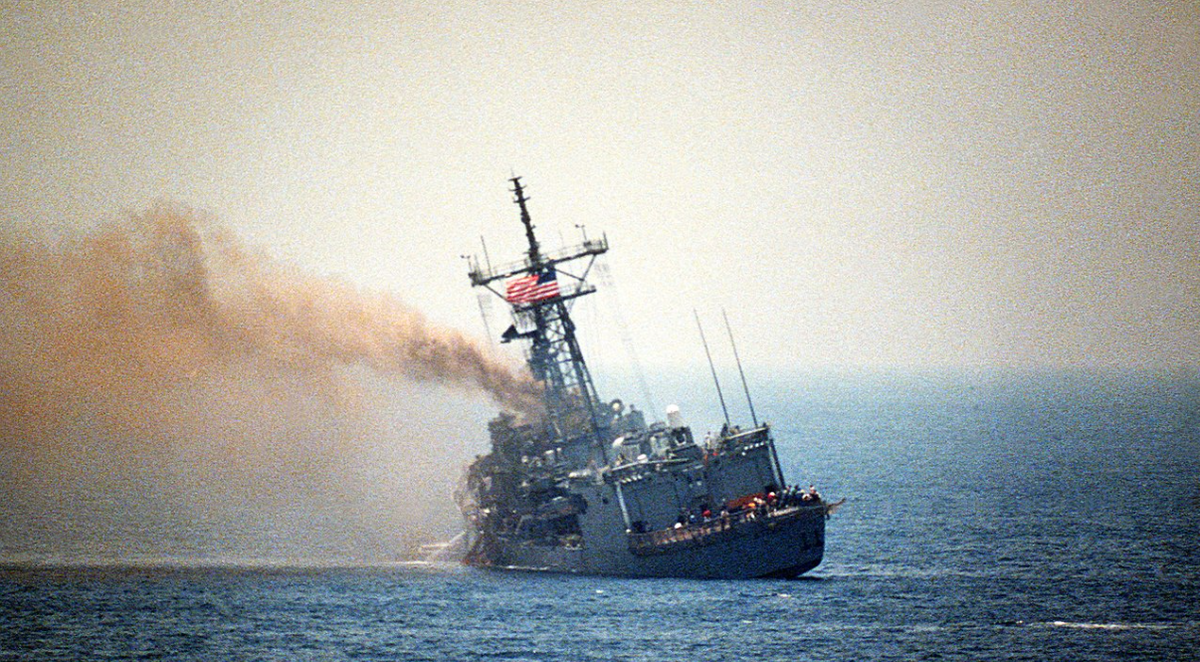 Американский военный фрегат "Старк" терпит бедствие после двух ударов ракетами. 