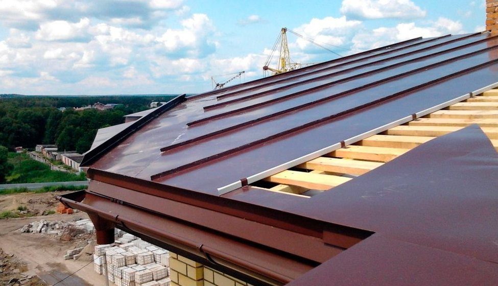 На фото: технология монтажа фальцевой кровли 