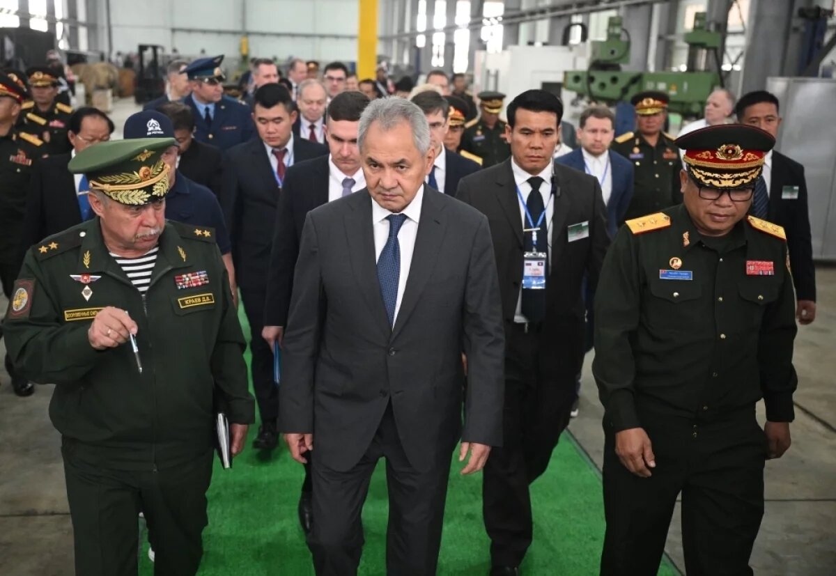    Шойгу посетил завод по ремонту военной техники в Лаосе