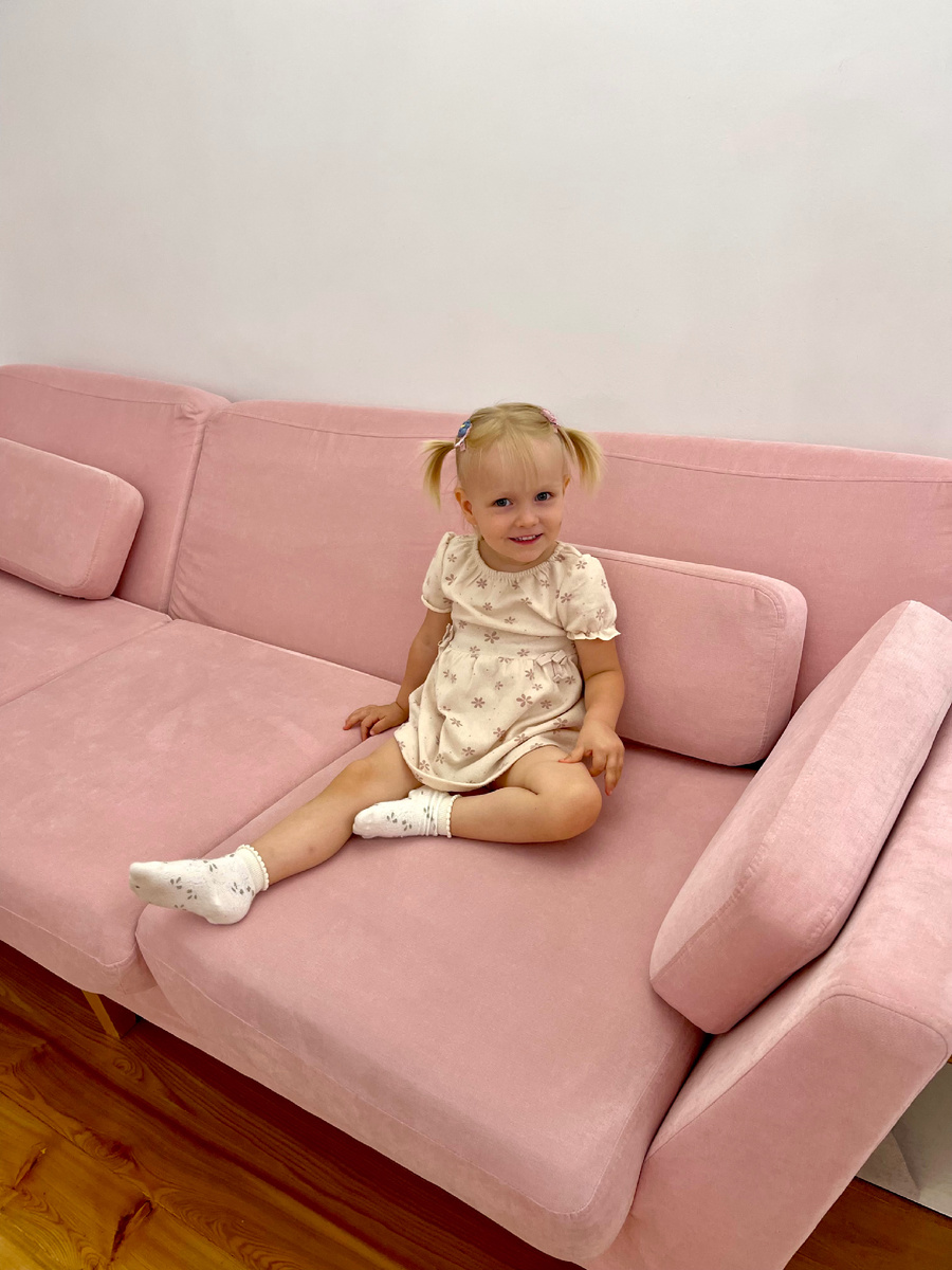 Зона ожидания в «Балет с двух лет», где после занятий дети еще любили побаловаться, не желая уходить домой. И никто не смотрел на них с укором.