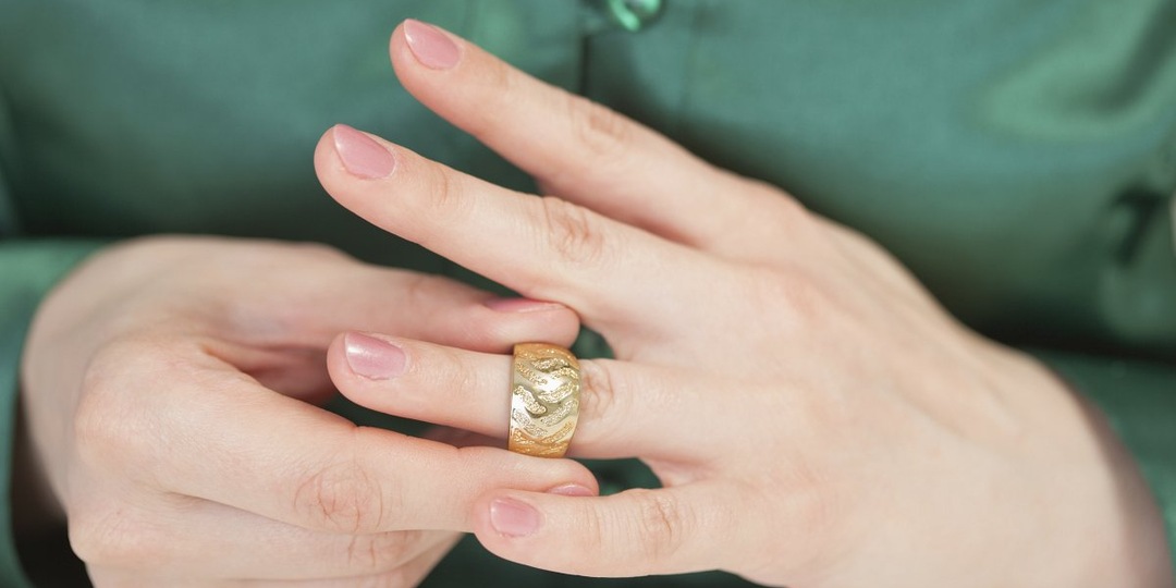 Муж вернулся из командировки без обручального кольца