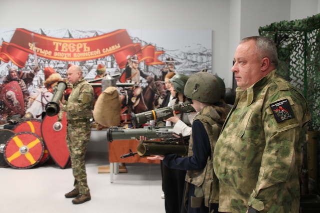 Тверские депутаты организовали встречу школьников с настоящим героем