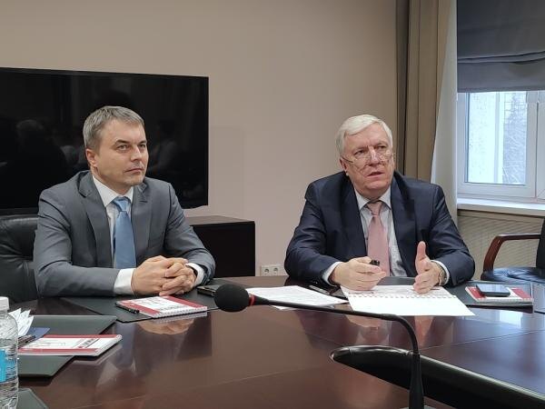 На фо­то: ге­нераль­ный ди­рек­тор НИИ­МЭ Алек­сандр Крав­цов (сле­ва) и ге­нераль­ный ди­рек­тор НИИТМ Ми­хаил Би­рюков (фо­то ComNews)