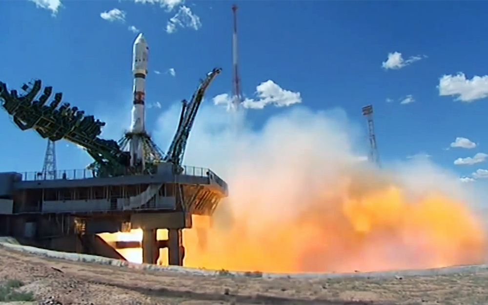 На кадре из видео Роскосмоса – взлёт ракеты «Союз»