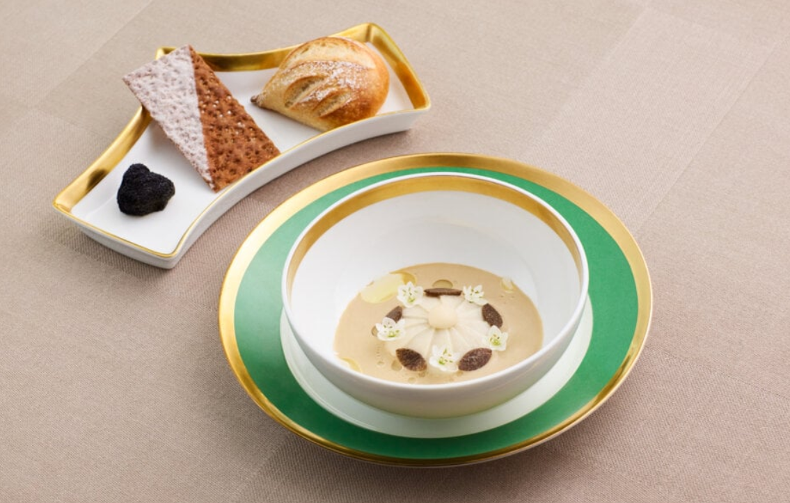 Это закуска: суп с салатом из шампиньонов (черная фиговина, видимо, и есть тот салат) и т.д.. Фото из открытого источника, фотограф Дэн Лепп.  