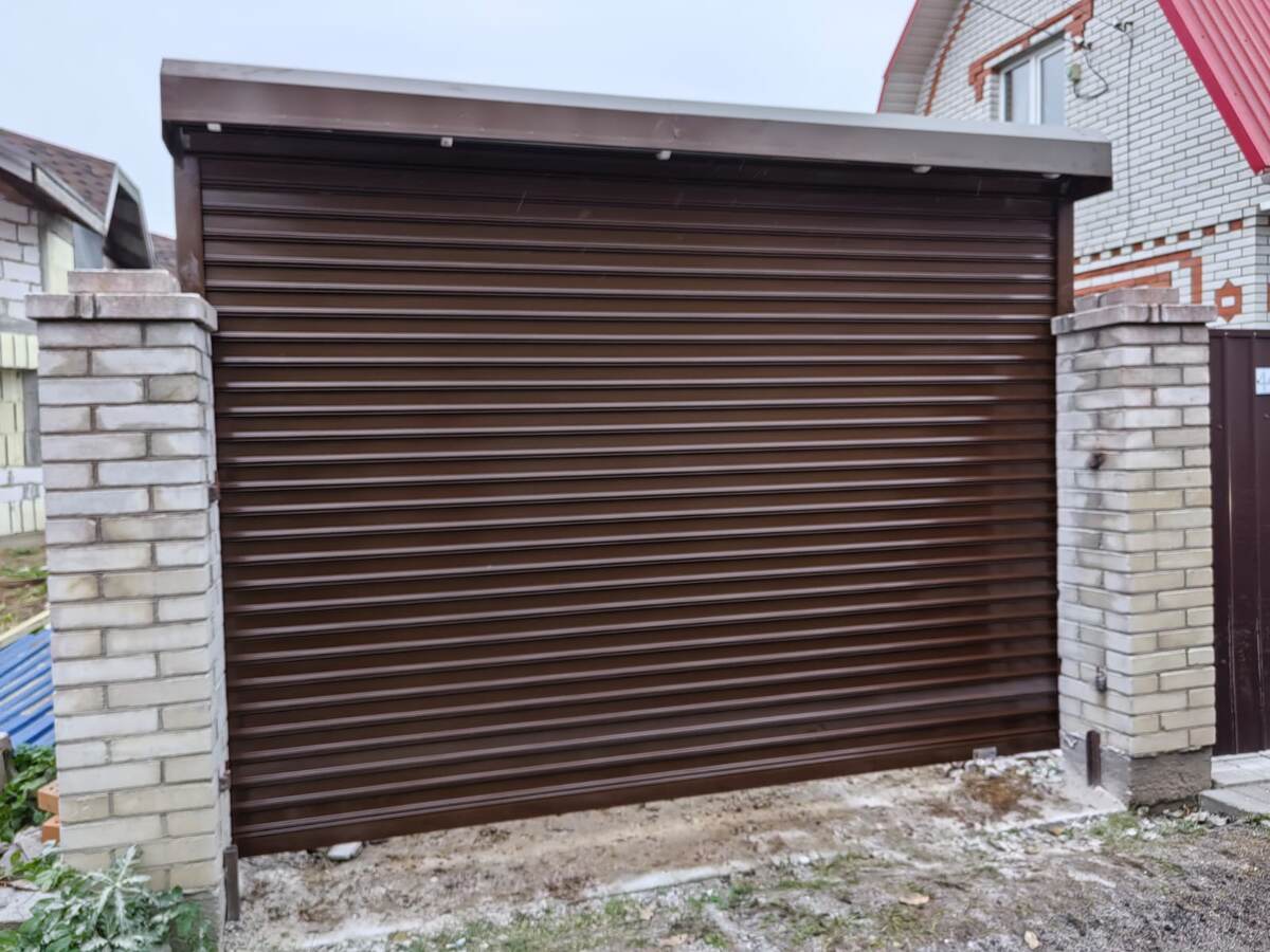 Роллетные ворота для въезда на участок