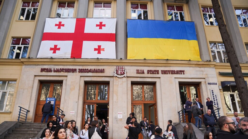 Флаги Грузии и Украины на фасаде здания университета Ильи в Тбилиси, 2025г.