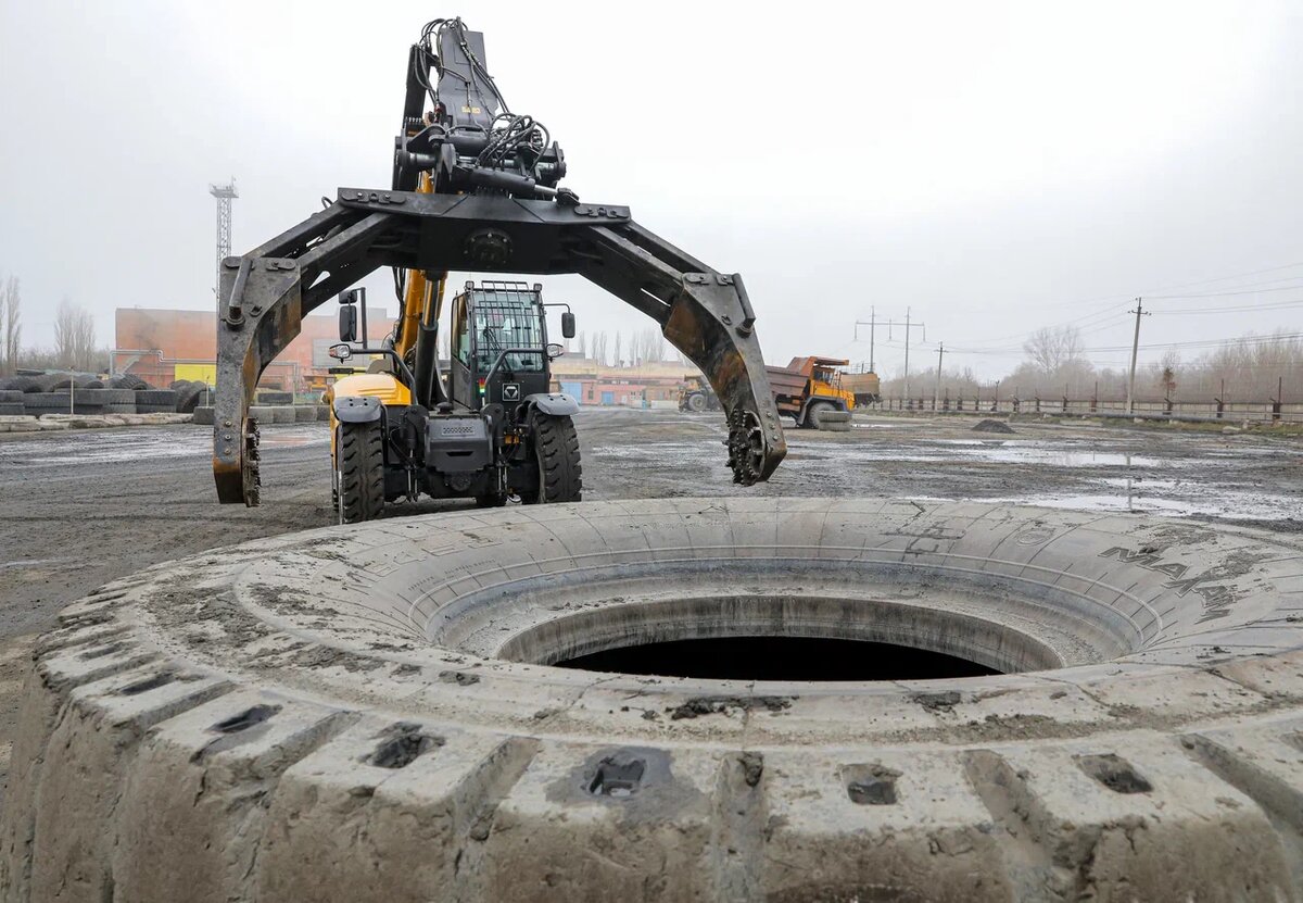 Новый манипулятор может захватить шины радиусом от 13 до 57 дюймов. Фото Валерия Воронова / «Медиацентр»