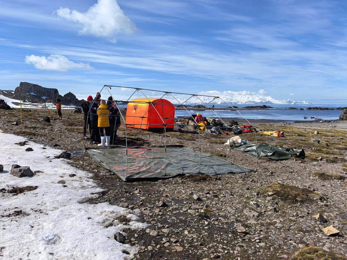 Пока одна часть команды с плотницким опытом собирала подиумы, другая ставила палатки