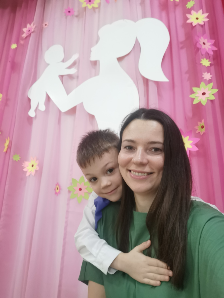 На празднике в честь Дня матери с Петей