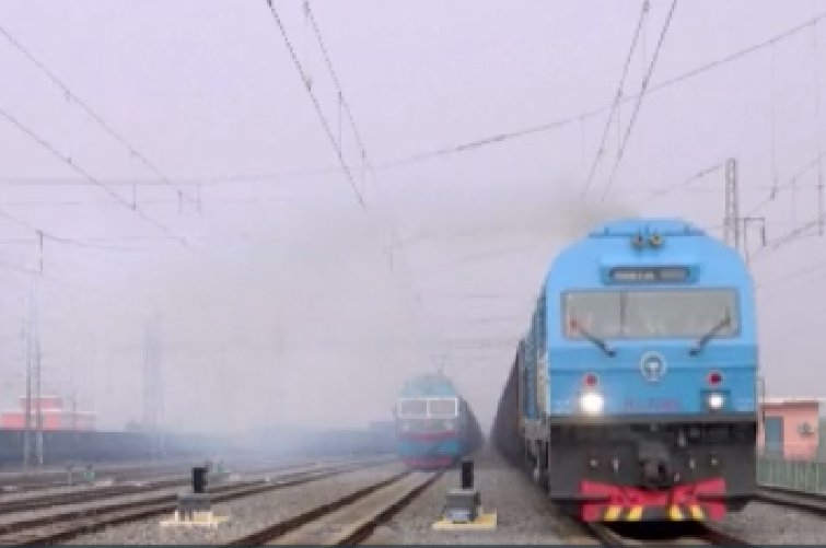 Отправление грузового поезда по технологии виртуальная сцепка в Китае.