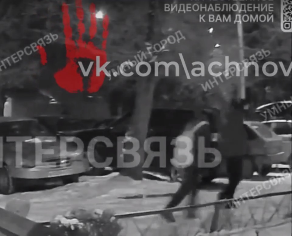 Как они кинули снег - на записи с камер.