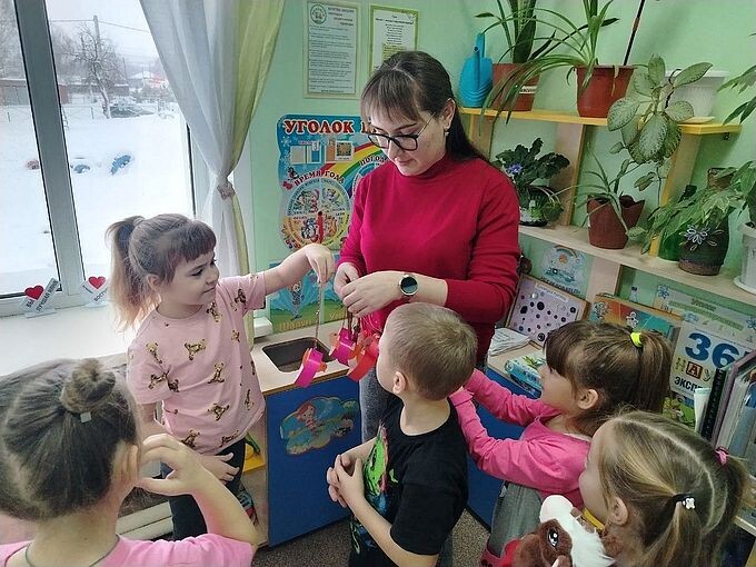 Першина Вероника Вячеславовна передаёт детям сувениры