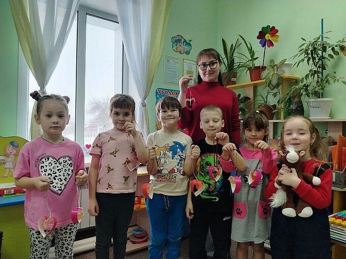 Дети держат в руках полученные подарки