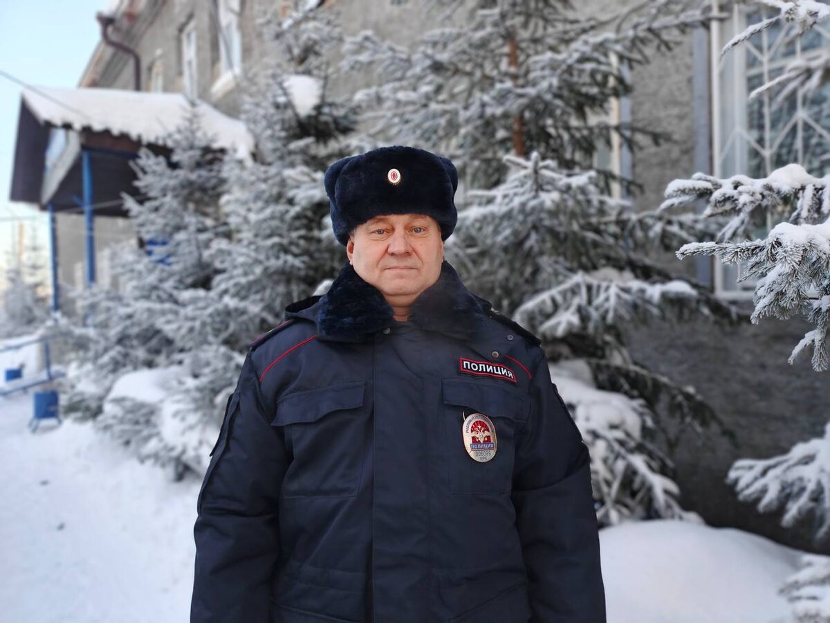     В Красноярском крае участковый помог замерзающим в заглохшей машине женщинам