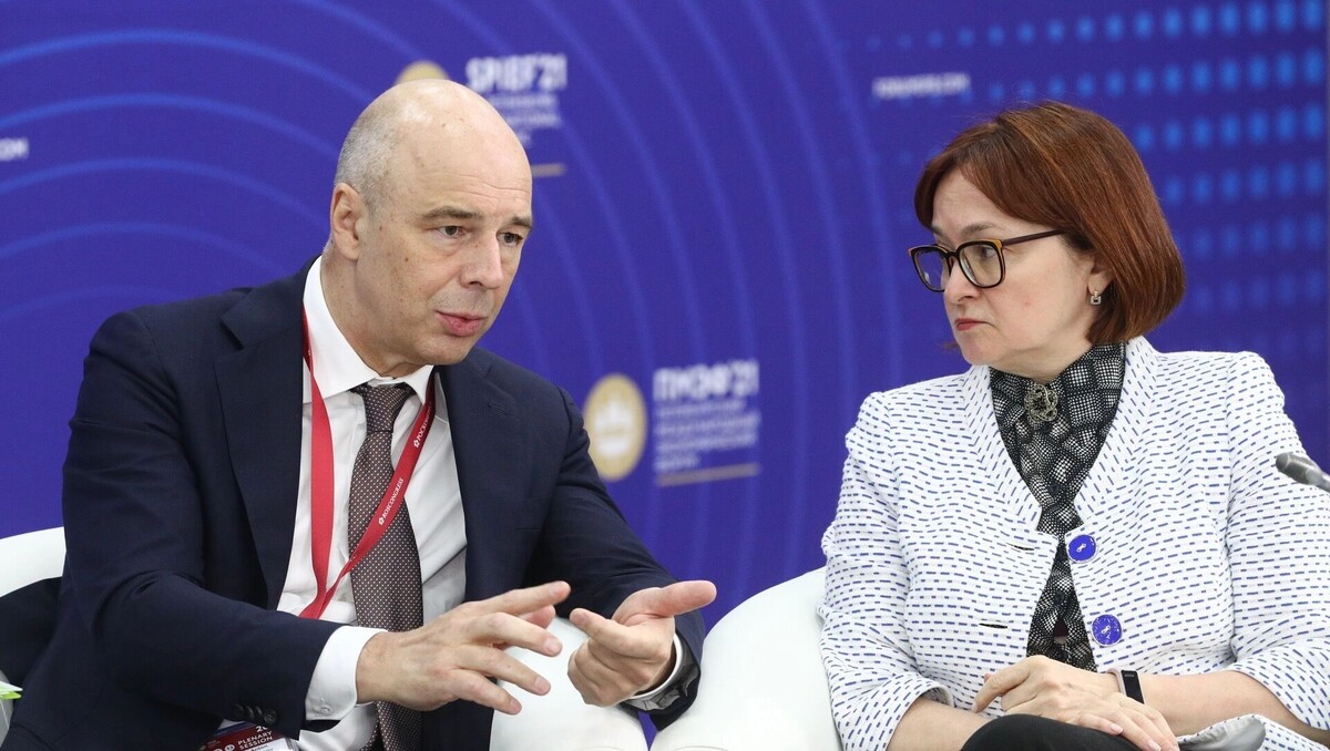 Министр финансов РФ Антон Силуанов и председатель Банка России Эльвира Набиуллина не могут справиться с замедлением экономического роста. Фото: Сергей Бобылев, ТАСС