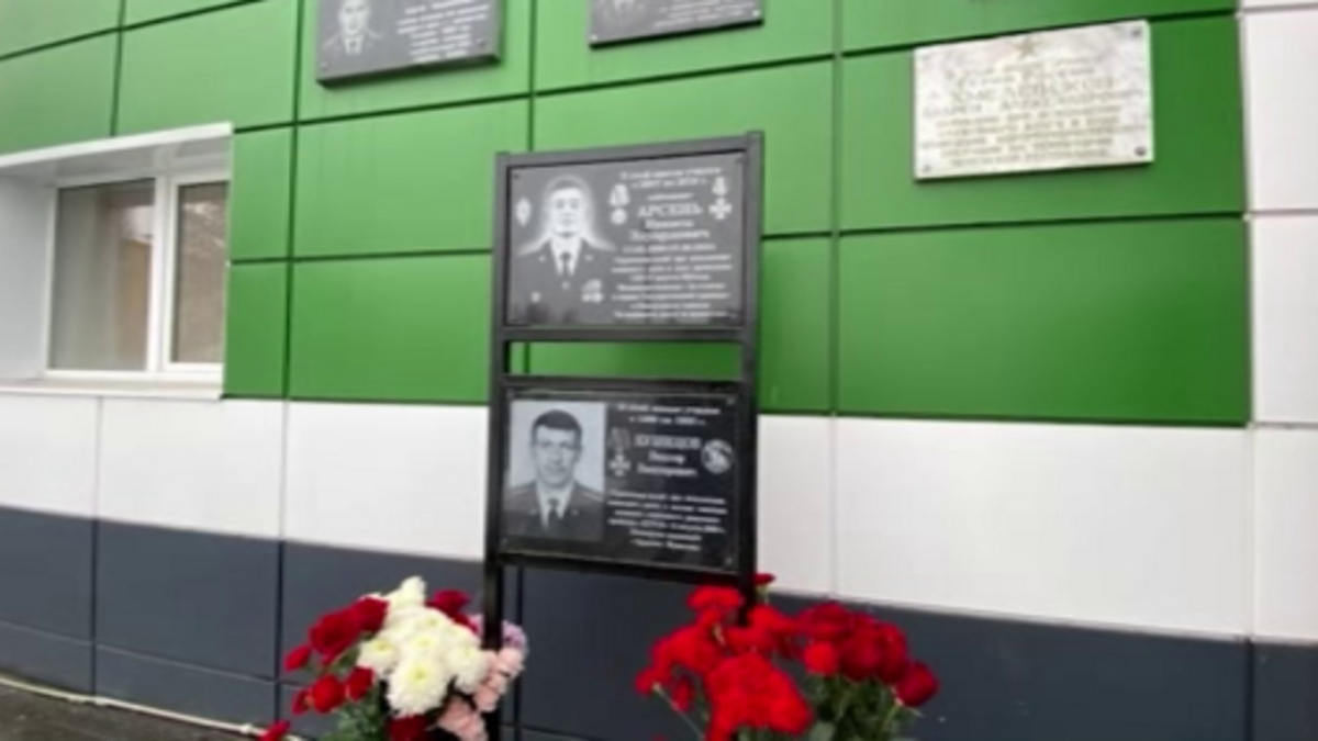    В Курске в 20-й школе имени Героя России Андрея Хмелевского появились две мемориальные доски