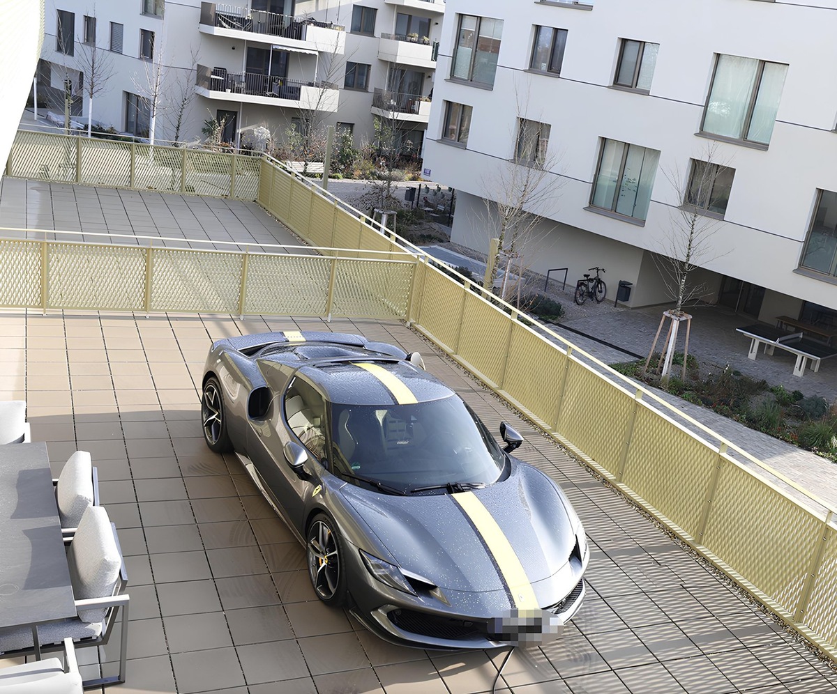    Житель Вены припарковал Ferrari на балконе
