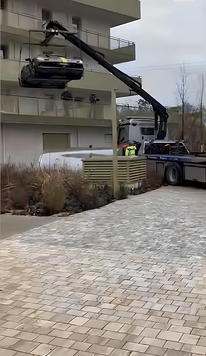    Власти не оценили оригинальное решение и потребовали убрать автомобиль с балкона