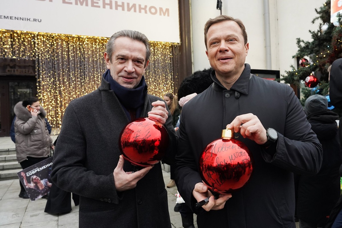    Народный артист России Владимир Машков и заместитель мэра Москвы по вопросам транспорта Максим Ликсутов украсили «транспортную» новогоднюю елку