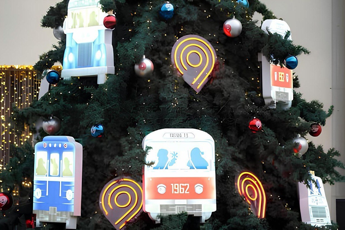    На ветвях ели разместили миниатюрные модели автобусов, вагонов метро, такси и тематические игрушки