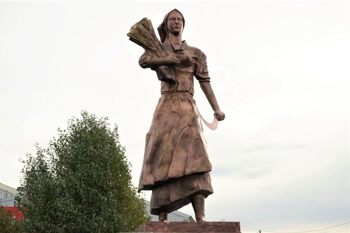 Памятник женщине-труженице в Самарской области.