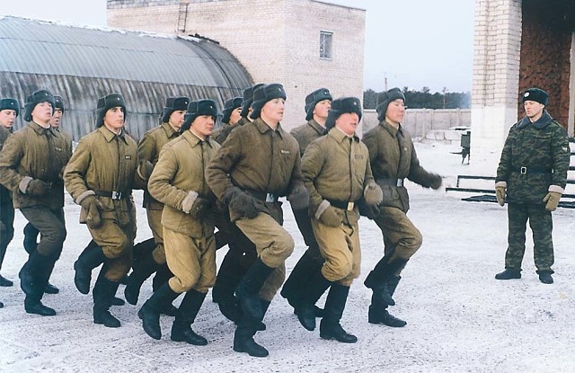 все передвижения строевым шагом или бегом для согрева...