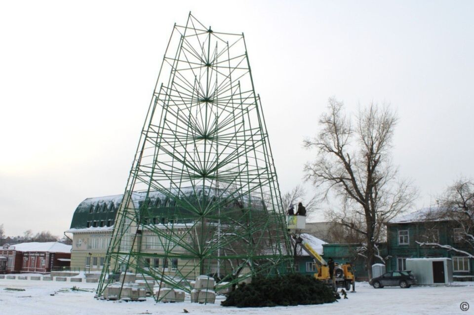    Монтаж елки на площади Свободы. Источник: barnaul.org