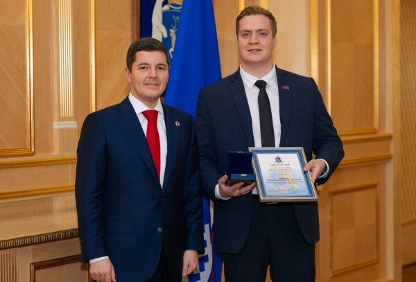    Губернатор ЯНАО Дмитрий Артюхов вручает награду Михаилу Иванову. Фото: пресс-служба губернатора ЯНАО