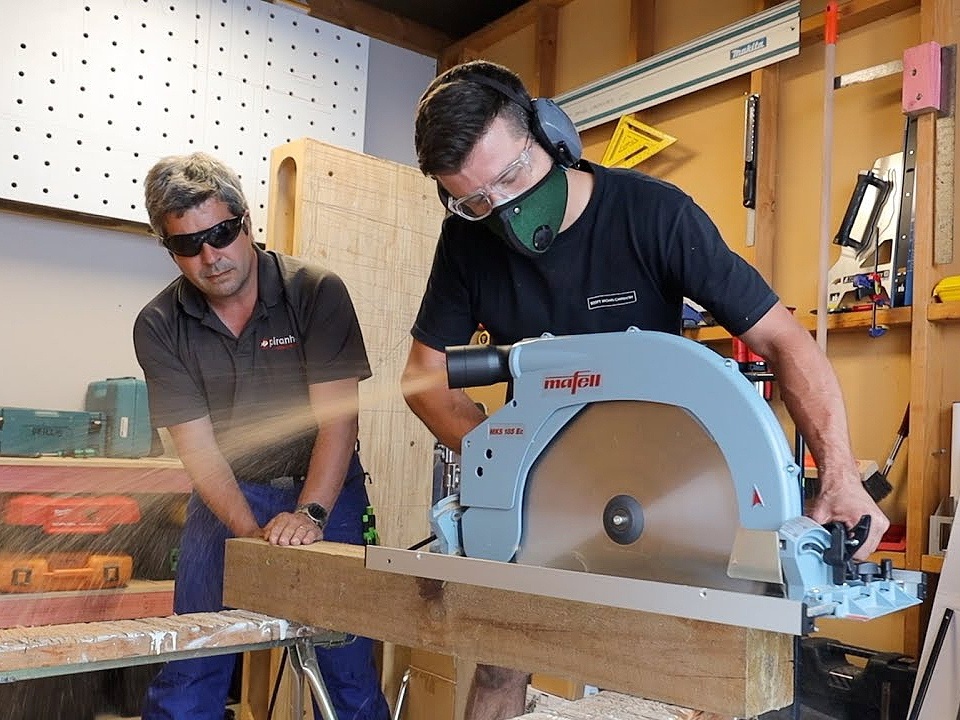 Ох ребята, замучаетесь вы потом опилки убирать! Такие вот смешные они, эти рекламные фотографии