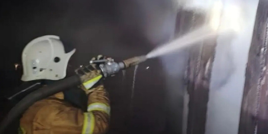 На Алтае загорелось 60 «квадратов» дома