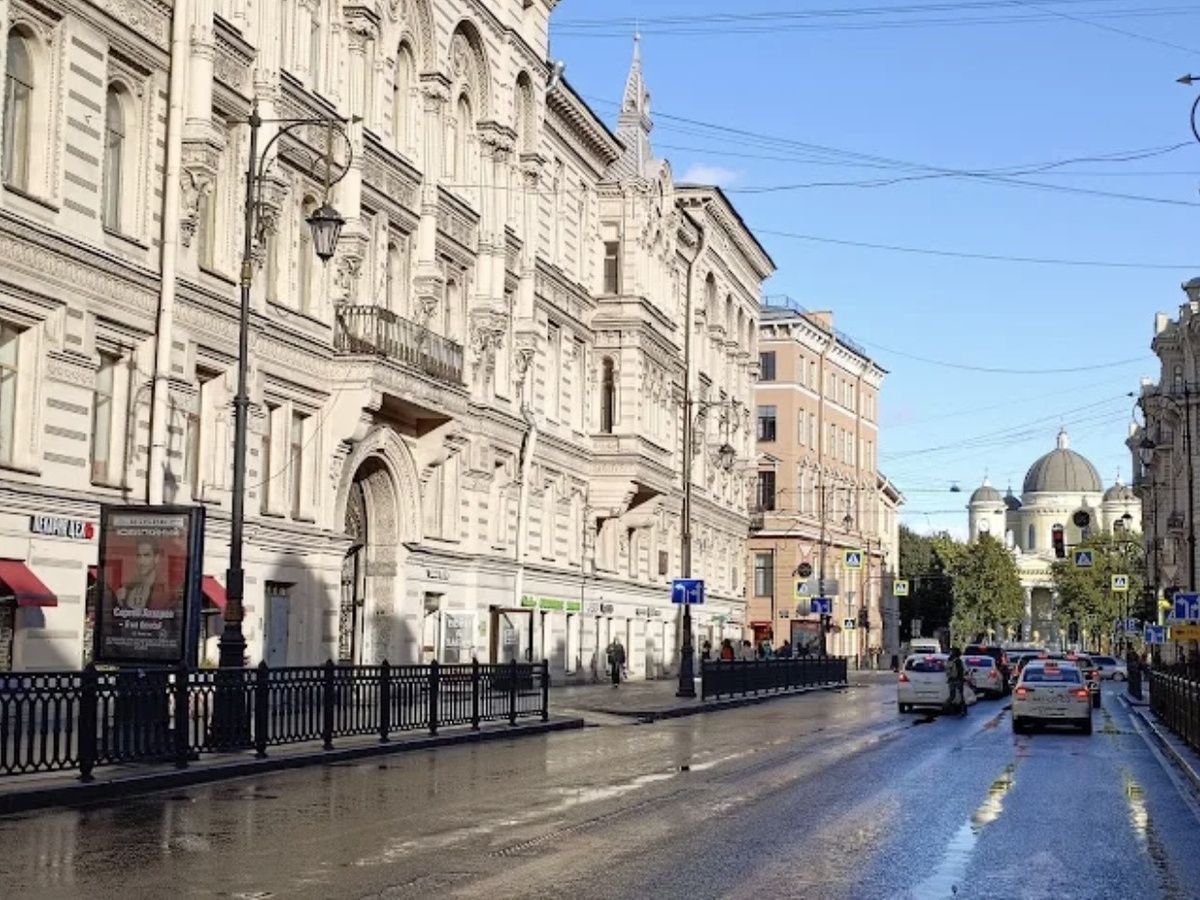 - Недостаток: Высокая стоимость недвижимости и ограниченная парковочная зона..