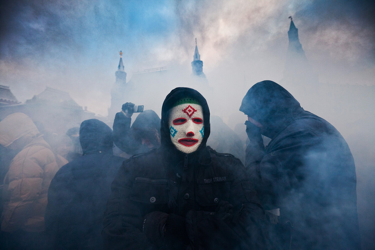 Участники акции в память об убитом фанате "Спартака" Егоре Свиридове собрались на Манежной площади, 11 декабря 2010 года ©Илья Варламов/РИА Новости  📷