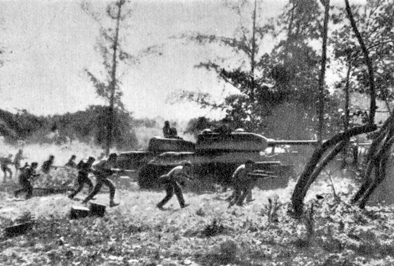 Контратака Кубинских революционных вооруженных сил при поддержке танков Т-34 возле Плайя-Хирон во время вторжения в залив Свиней, 19 апреля 1961 года.