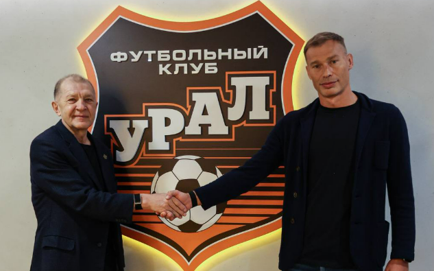 Василий Березуцкий и президент "Урала" Григорий Иванов. Фото: ФК "Урал"