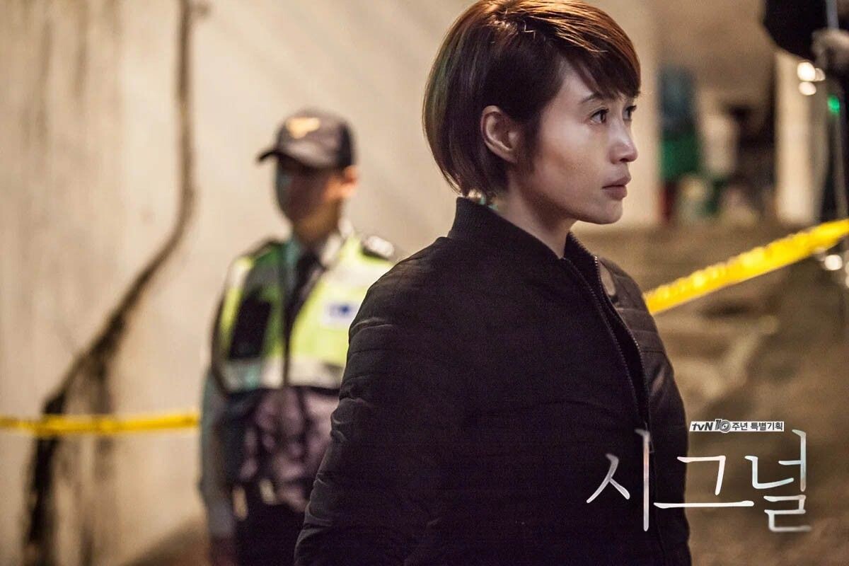 Кадр из корейского детектива «Сигнал». Источник: AStory Co.📷
