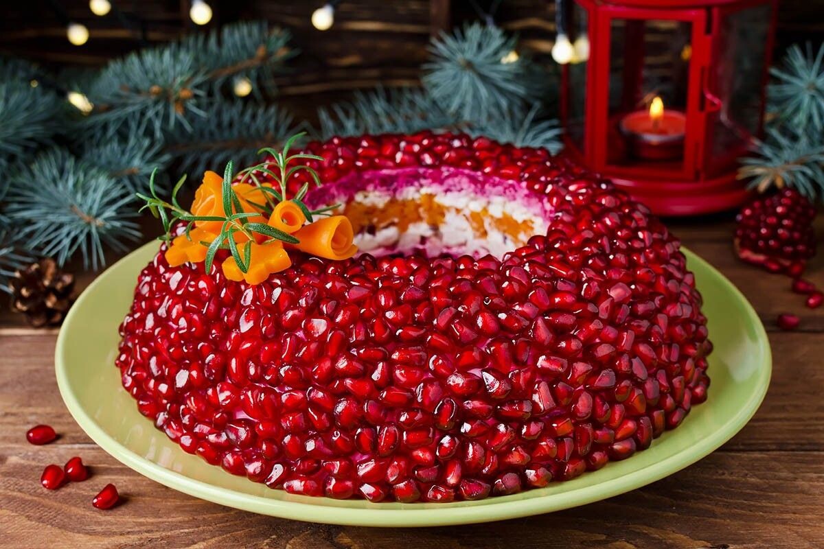 «Гранатовый браслет» — самый эффектный салат на новогоднем столе. Источник: vkuslandia / Shutterstock / FOTODOM📷
