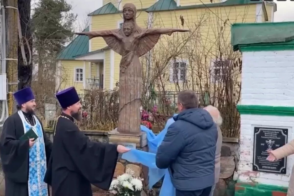    У опочецкого храма Воскресения Христова освятили скульптуру Богоматери