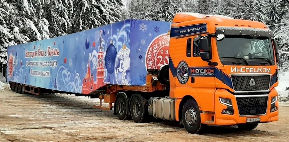 ГЛАВНАЯ КРЕМЛЁВСКАЯ ЕЛЬ ОТПРАВИЛАСЬ В МОСКВУ: ЗА РУЛЁМ ФУРЫ – ДЕД МОРОЗ